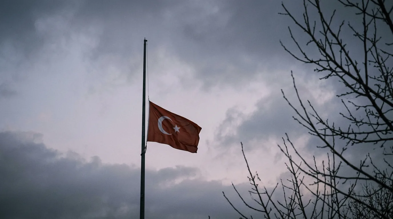 10 Kasım Atatürk'ü Anma Günü: kapalı gökyüzünde yarıya indirilmiş Türk bayrağı