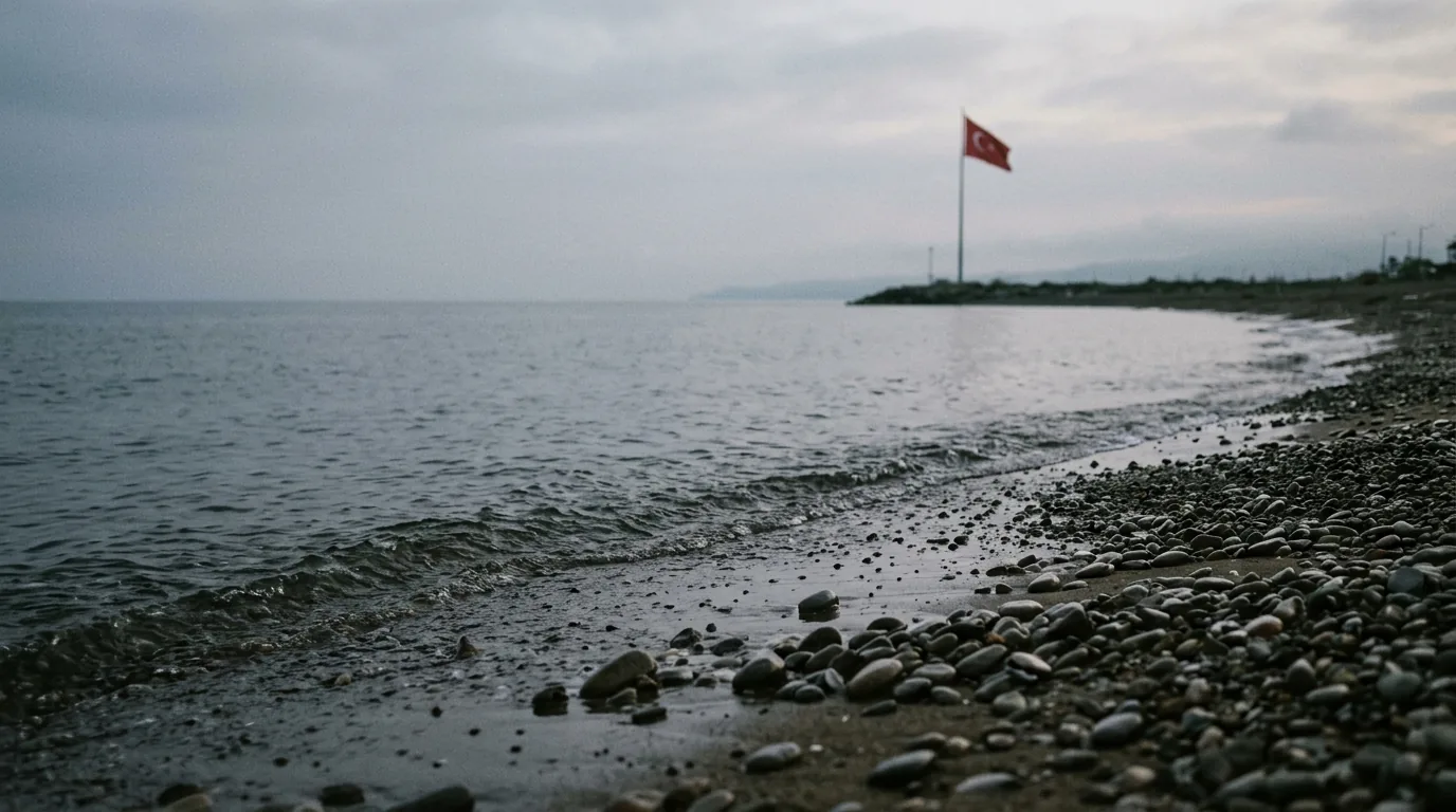 19 Mayıs Gençlik ve Spor Bayramı: şafak vakti Karadeniz kıyısı ve uzakta Türk bayrağı